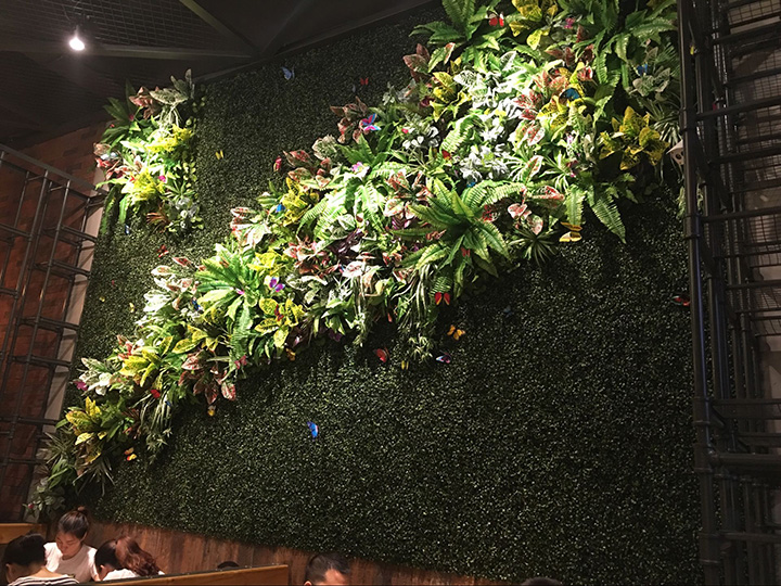 仿真植物墻裝飾的就餐環境